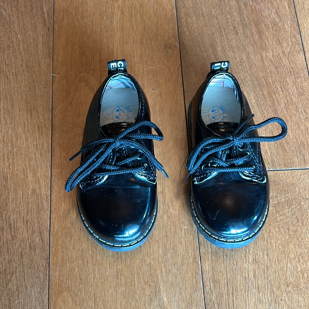 Kids patent lace up shoes